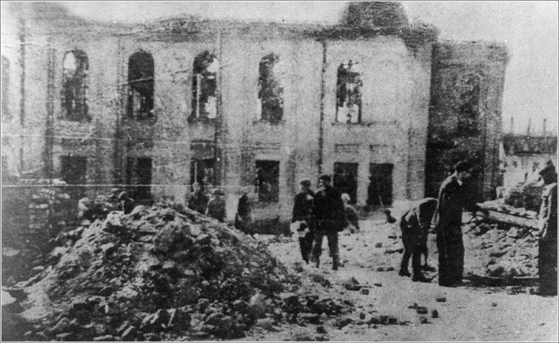 Jews outside the burned synagogue in Bialystok